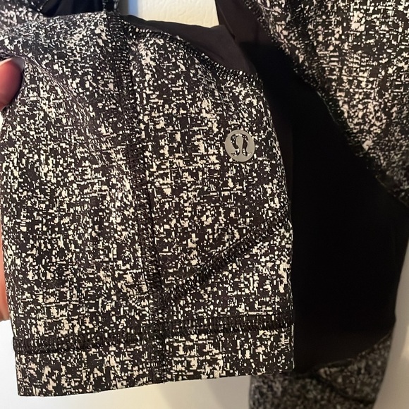 Lululemon Size 4 Black White Crop Leggings Like New - Picture 5 of 6